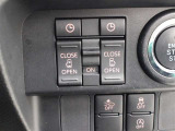 運転席のスライドドアのスイッチを操作することにより、施錠し車から離れた後、キーを持って車に近付くと自動的にスライドドアが開く「ウェルカムパワースライドドア」が採用されています。