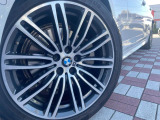 ●純正19インチアルミホイール:輸入車ならではの卓越した走りを支えるホイールと足回りです!日本車の走りに慣れている方にもぜひ体感して頂きたいほど、高いレベルでまとまっています!