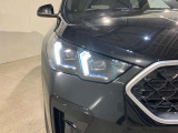 LEDヘッドライト 先進のLEDテクノロジーを採用。キセノンライトを上回るコントラストで明るく輝きます。夜間や悪天候時の日中でも優れた視野性を発揮し安全性と快適性を高めます。