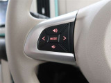 ハンドルから手を離さずにオーディオの操作ができるステアリングスイッチを装備。わき見運転の防止にもなり安全運転に貢献します。
