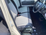 フロントシートです!!ベンチシートなので座席の移動もスムーズに出来ます!!足元も広く運転も楽ですよ!!