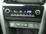 オートエアコンを装備しておりますので、四季を通じて車内を快適な温度に保つことが出来ます!高級感が有りますね!