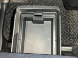 助手席シートアンダーボックス(車検証収納トレイ付)!大容量で前席からも後席からも引き出し可能!