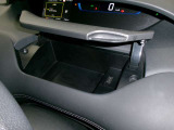 運転席前方にも収納ボックスがございます!USBポートが付いていますので、スマートフォンやタブレット端末の充電が可能です♪