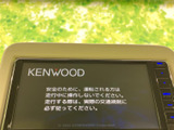 画面にタッチ操作に関する注意書きが表示され、操作時の安全にも配慮されています。視認しやすい大画面のナビ・オーディオで、目的地設定や音楽再生など日常の移動をサポートします。