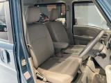 運転席まわりです。運転席からの視界が左右に広く隅々まではっきりと見渡せます!クルマの前端も把握しやすく安心して運転できます!