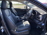 前席は身体を支える形状で、運転席から前方を見渡しやすいレイアウトです。落ち着いた色合いのシートと、手の届きやすい位置にまとまった室内が快適です。