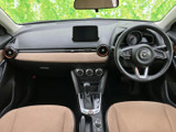 運転席から前方を見渡しやすく、着座した際の視界も開放的です。ベージュ系のシートとドア内張りが落ち着いた空間をつくり、同乗者にも心地よく過ごしていただけます。