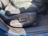 運転席のシートの高さを調節できるシートリフター機能が備わっています。身長の低い女性や広い視野を確保したい場合に役立ちます!