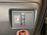 左側電動スライドドアは運転席からでも操作ができるように、ハンドル付近に開閉の操作スイッチが付いています。