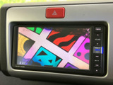 色鮮やかな映像を画面いっぱいに表示でき、停車中のテレビ視聴にも活用いただけます。画面まわりには操作ボタンがまとまり、音量調整やメニュー選択もしやすい配置です。