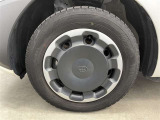 鉄アルミ。タイヤサイズは185/65R15、現在は夏タイヤ装着で残り溝は約5ミリです