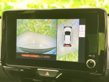 周囲の映像と車両位置を示す表示を組み合わせ、駐車時などの周辺確認に活用できます。画面内の表示が見分けやすく、車庫入れや狭い場所での取り回しをサポートします。