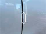 運転席ドアの淵に複数の塗装剥がれがございます。