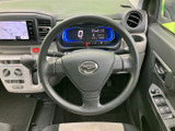 両手で握りやすい形状のステアリングを採用し、運転姿勢を整えやすい配置です。メーターやナビ画面も視界に収まり、運転に必要な情報を確認しながらお使いいただけます。