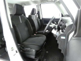 高いホールド性で運転姿勢が安定します。長距離ドライブでも疲れにくいのが魅力です。快適なドライビングライフをお送りください♪