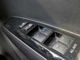 パワーウィンドウのスイッチですよ。運転席に居ながら窓を開け閉めのコントロールできます。