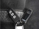 ◆スマートキー◆カギをバッグやポケットに入れたままでもドアロックの開閉ができる『スマートキー』付き!雨天や暗くなってもカギを取り出す必要がなくドアの開錠&エンジンも始動できます