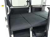 ベッドモード:キャンプや旅行で快適に車中泊を楽しめるのはもちろん、長距離ドライブ時の休憩・仮眠スペースとしても重宝する。