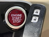 【Hondaスマートキー】カバンやポケットに入れたままでもドアの施錠・解錠が可能なスマートキーを装備。エンジンのオン・オフ時もカギを取り出す必要が無いからとっても便利です♪