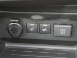 運転席と助手席には寒い時にうれしいシートヒーターが装備されてます。