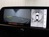 車両を上から見たような映像をナビ画面に表示するパノラミックビューモニター(床下透過表示機能付)搭載。運転席からの目視だけでは見にくい、車両周辺の状況をリアルタイムで確認できます。