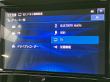 ラジオやBluetooth Audio、テレビなど、利用する音源を画面から選択できます。複数のメディアが一覧で見やすく、日常の移動に合わせて音楽や放送を楽しめます。