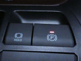 電動パーキングブレーキは、スイッチ操作でパーキングブレーキを作動・解除できるので操作の力が不要です。ホールドスイッチは信号待ちなどでブレーキから足を外してもブレーキが保持される装備をセットします。