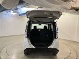 バックドアを上げた状態です。シートを倒せば荷室のスペースが広くなります!用途に合わせて快適な室内を!