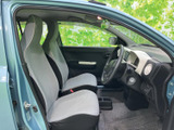明るい色のシートと落ち着いた色合いの内装が組み合わさり、運転席まわりはすっきりした印象です。前方を見渡しやすく、乗り降りの際にも室内の様子を確認できます。