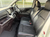前席は見晴らしのよい着座位置で、運転席まわりまで視線が届きやすい室内です。座面にはゆとりがあり、落ち着いた色合いのシートで長時間の移動も快適にお過ごしいただけます。