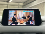 停車中にテレビ番組を視聴できるモニターを備えています。お出かけ先での待ち時間など、車を停めている間に映像を楽しめる便利な装備として活用できます。