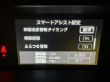 レーンディパーチャーアラートとは車線または走路からの逸脱の可能性を警告すると共に、車線または走路からの逸脱を避けるためのハンドル操作の一部を支援する機能です。詳細は販売店スタッフまでおたずねください。