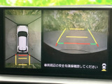 車両周辺を複数の視点で確認できるモニター画面を備えています。駐車時などに周囲の状況を目で確認する際に役立ち、画面上のガイド表示も目安にしながら、落ち着いて操作できます。