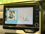 テレビ番組を画面で楽しめる装備です。停車中の休憩時間などに映像を視聴でき、車内で過ごすひとときに活用いただけます。映像が表示されることを確認できる仕様です。
