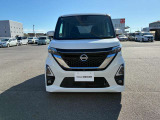 日産のブランドを象徴するVモーショングリルです。