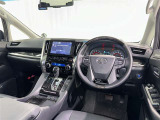 運転席まわりです。 各操作スイッチは使いやすい位置に配置されてます。