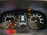 様々な車両情報を表示できるTFTマルチインフォメーションディスプレイを中央に配した視認性の高い大型2眼メーターです