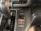 電子制御パーキングブレーキは信号待ちでも便利。いつもより運転がラクになるはずです。