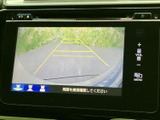 後方の映像に加えてガイドラインが表示され、駐車時に周囲の状況を確認する際に役立ちます。目視での安全確認と併用しながら、車庫入れや駐車をサポートします。