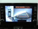 【全周囲モニター】車を上空から見下ろしたような映像をカーナビ画面に映し出し、車庫入れや縦列駐車をサポートしてくれます。