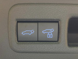 【パワーバックドア】スマートキーや運転席のボタンを押すだけでリアゲートが自動で開閉します!荷物を持っている時や、高い位置にあるバックドアを閉める際に便利な機能です♪