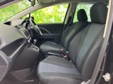 前席は見通しのよい配置で、運転席から助手席までの空間もゆったり感じられます。座面と背もたれの形状が体を支え、日々の移動を快適に過ごせます。