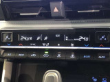 運転席、助手席別々に温度設定ができるデュアルエアコン装備です。男性が暑いと感じても、女性は寒いと感じる、そんな時の車内温度を別々に調節できるので、ストレスなくドライブをお楽しみいただけます。