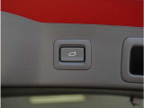 【パワーリアゲート】スイッチを操作することにより、リアゲートが自動で開閉します。自動開閉中のリアゲートを、半開以上の位置で止めることができます。