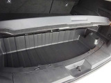 フロアの下にも荷物などを収納できるサブトランクも備えています。荷室内で散らかりがちな荷物を整理整頓なんてのもイイですね♪