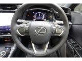 レーダークルーズコントロール(全車速追従機能付)が装備されています。高速道路で定速走行だけでなく、0km/hから約100km/hの広い範囲で先行車との車間距離を適切に保ちながら追従走行ができます。