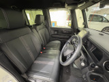 運転席は大きな座面と包み込むような背もたれが身体全体を支えます。上質なシートを採用し長時間の運転やコーナーの多い道も快適です。座ったときの頭上スペースも余裕たっぷりでロングドライブも楽チンです♪