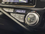【オートエアコン】一度お好みの温度に設定すれば、車内の温度を検知し風量や温度を自動で調整。暑い&hellip;寒い&hellip;と何度もスイッチ操作をする必要はありません。快適な車内空間には必須の機能ですね♪