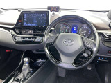 運転席まわりです。 各操作スイッチは使いやすい位置に配置されてます。